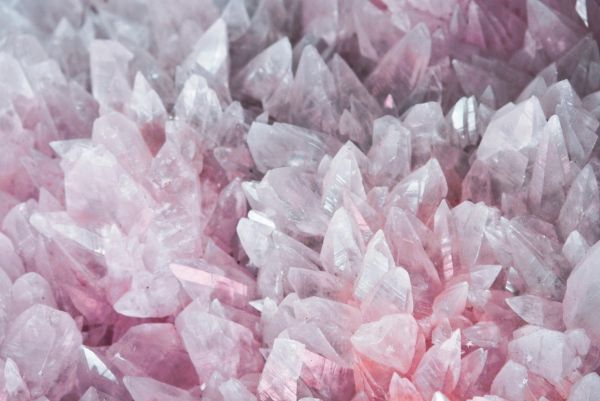 Les vertus apaisantes du quartz rose pour votre bien-être